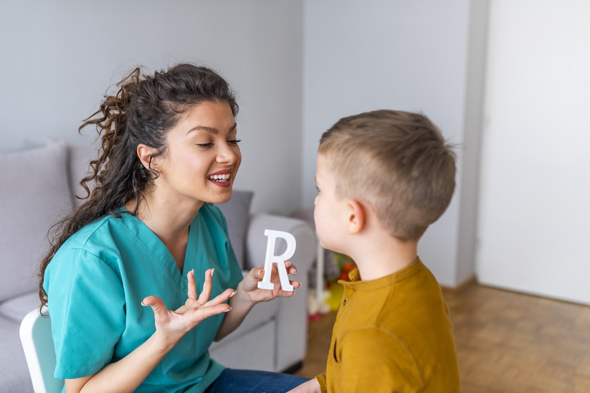 how can a speech therapist help a child